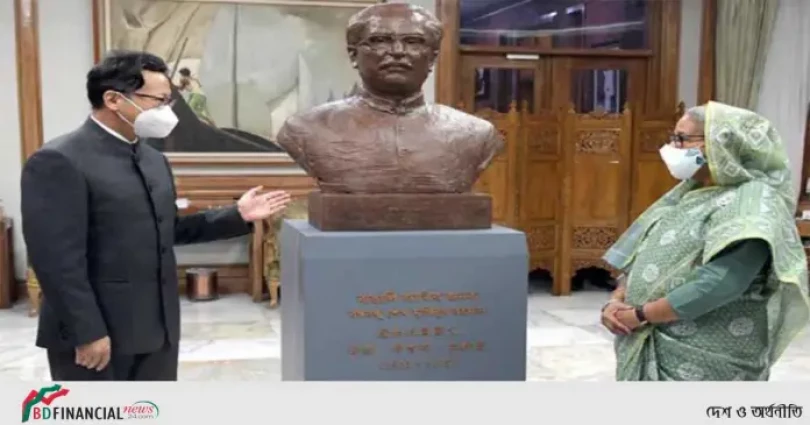 প্রধানমন্ত্রীকে বঙ্গবন্ধুর ম্যুরাল উপহার দিলো চীন