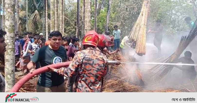 ভোলার বাংলাবাজারে অগ্নিকান্ডে প্রায় ৪ লাখ টাকার ক্ষতি