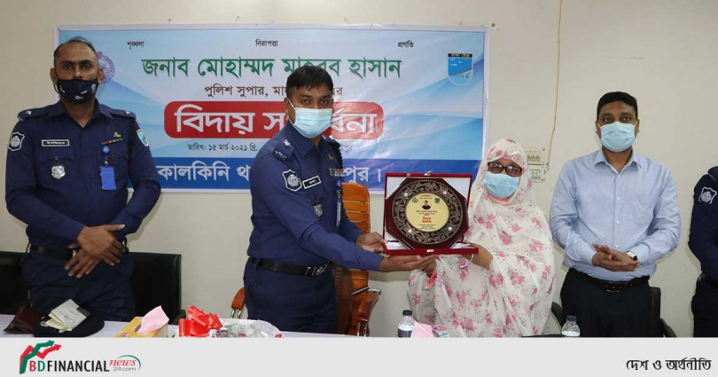 পুলিশ সুপার মাহবুব হাসানকে বিদায় সংবর্ধনা অনুষ্ঠানে ফুলেল শুভেচ্ছা ও সম্মাননা স্মারক প্রদান