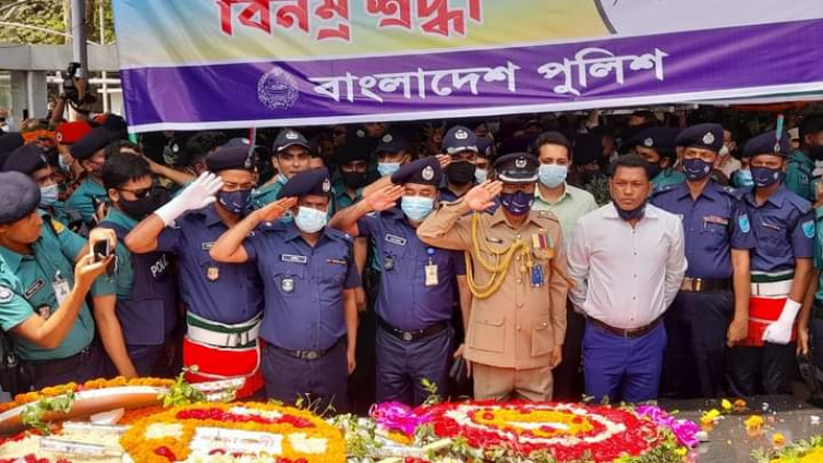 বঙ্গবন্ধুর প্রতিকৃতিতে পুষ্পস্তবক অর্পন করে শ্রদ্ধা নিবেদন করলেন ঢাকা জেলার পুলিশ সুপার