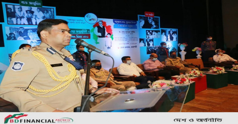 বঙ্গবন্ধুর প্রতিকৃতিতে পুষ্পস্তবক অর্পণ করলেন আরএমপি কমিশনার