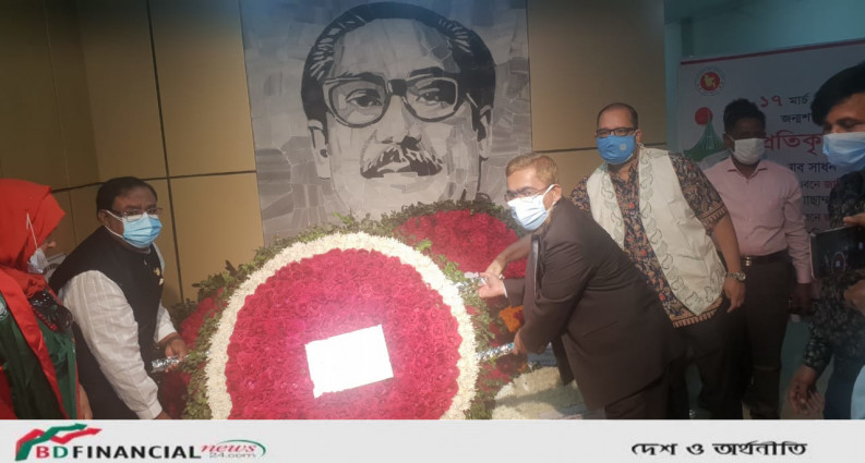 বঙ্গবন্ধুর জন্ম শতবার্ষিকী ও স্বাধীনতার সুবর্ণজয়ন্তী উপলক্ষে বঙ্গবন্ধুর প্রতিকৃতিতে খাদ্যমন্ত্রীর পুষ্পস্তবক অর্পণ