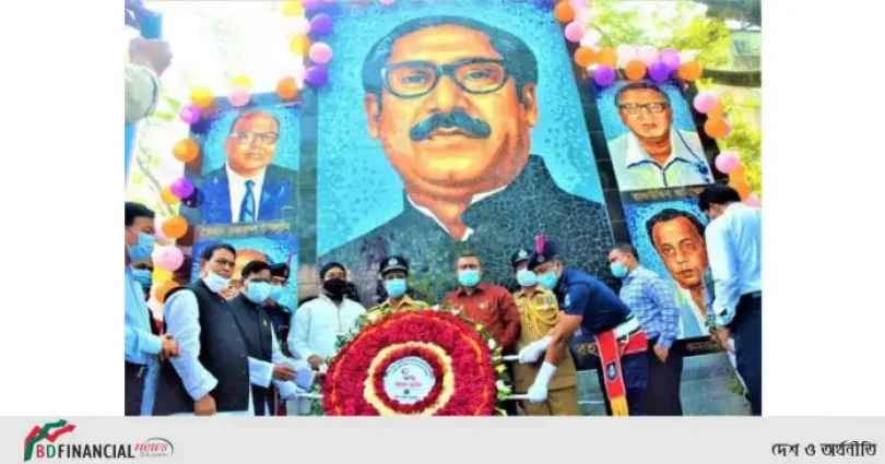 বঙ্গবন্ধুর জন্মবার্ষিকী ও জাতীয় শিশু দিবস-২০২১ উদযাপন উপলক্ষে জাতির পিতার প্রতিকৃতিতে শ্রদ্ধা এবং পুষ্পস্তবক অর্পণ করলো টাঙ্গাইল জেলা পুলিশ