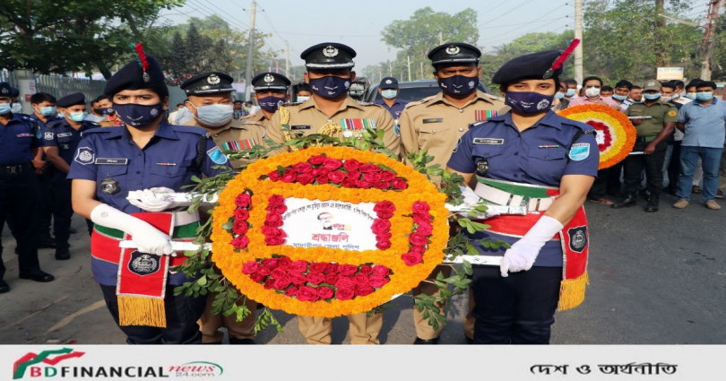 মাদারীপুর জেলা মুক্তিযোদ্ধা কমপ্লেক্সে জাতির পিতার প্রতিকৃতিতে পুষ্পস্তবক অর্পন করলেন পুলিশ সুপার