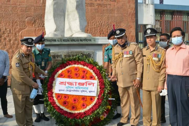 বঙ্গবন্ধুর জন্মশতবার্ষিকী উপলক্ষে বাংলাদেশ বেতার খুলনা কেন্দ্রে অবস্থিত বঙ্গবন্ধু স্মৃতি ভাষ্কর্যে পুষ্পস্তবক অর্পণ কেএমপির