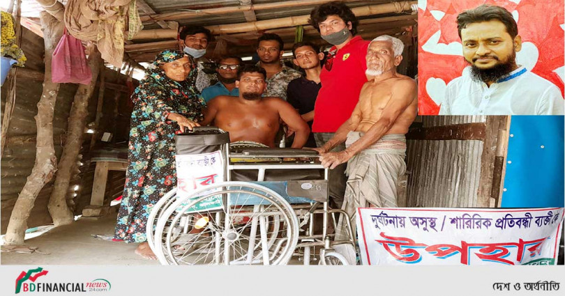 রাজাপুরের প্রতিবন্ধি দরিদ্র বেলালকে হুইলচেয়ার উপহার দিলেন শহর যুবলীগের যুগ্ম আহবায়ক