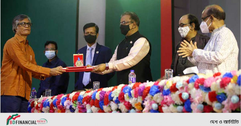 ১০ সাহিত্যিককে তুলে দেওয়া হলো বাংলা একাডেমি পুরস্কার