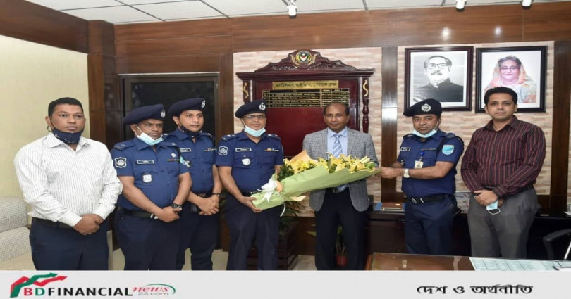 এসবি প্রধান মনিরুল ইসলামকে ফুলেল শুভেচ্ছা জানালো ঢাকা জেলা পুলিশ
