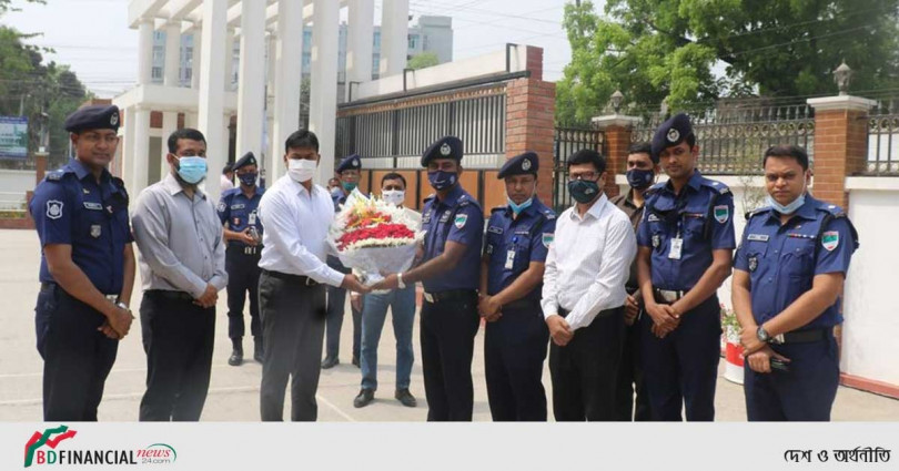 ফুলেল শুভেচ্ছা দিয়ে বরণ করা হলো খুলনার নবনিযুক্ত পুলিশ সুপারকে