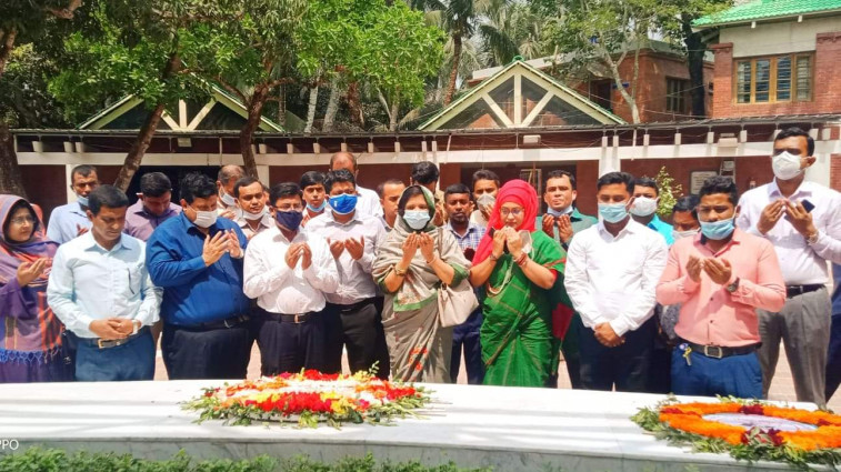 টুঙ্গিপাড়ায় বঙ্গবন্ধুর সমাধিতে সমাজকল্যাণ সচিবের শ্রদ্ধা নিবেদন