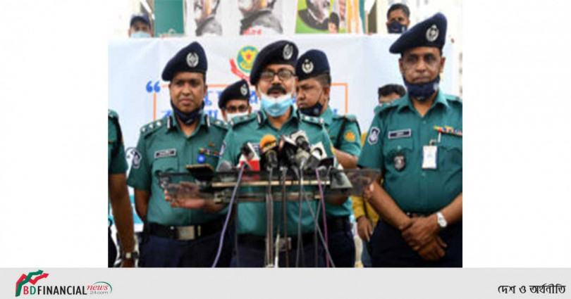 জনগণকে মাস্ক পরায় উদ্বুদ্ধকরণ কর্মসূচি শুরু করেছে ডিএমপি