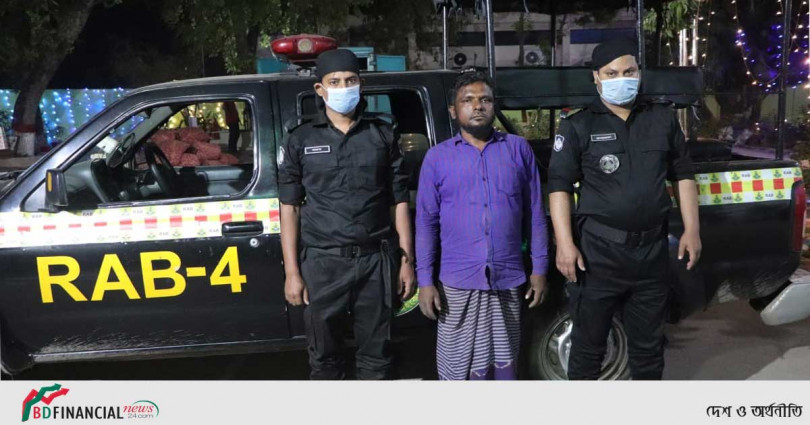 ৩৮৩ বোতল ফেন্সিডিলসহ মাদক কারবারি গ্রেফতার করেছে র্যাব-৪, কাভার্ড ভ্যান জব্দ