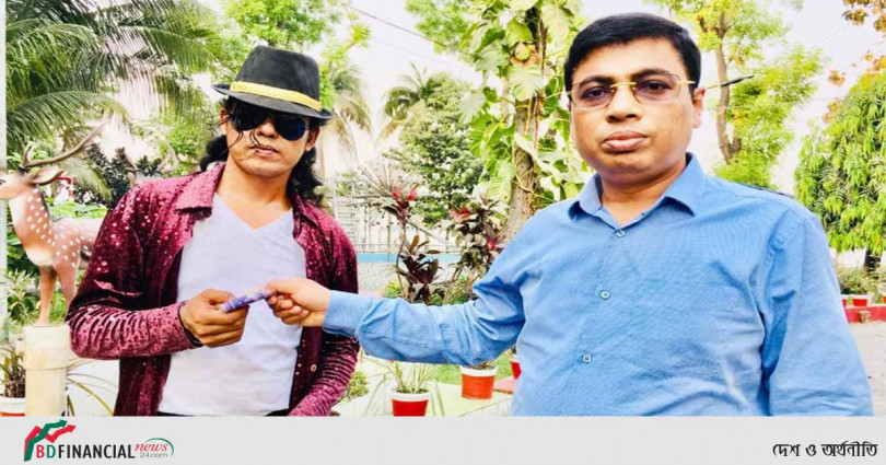 মাইকেল জ্যাকসনের গেটআপে চানাচুর বিক্রেতা এর পাশে দাঁড়ালেন খুলনার জেলা প্রশাসক