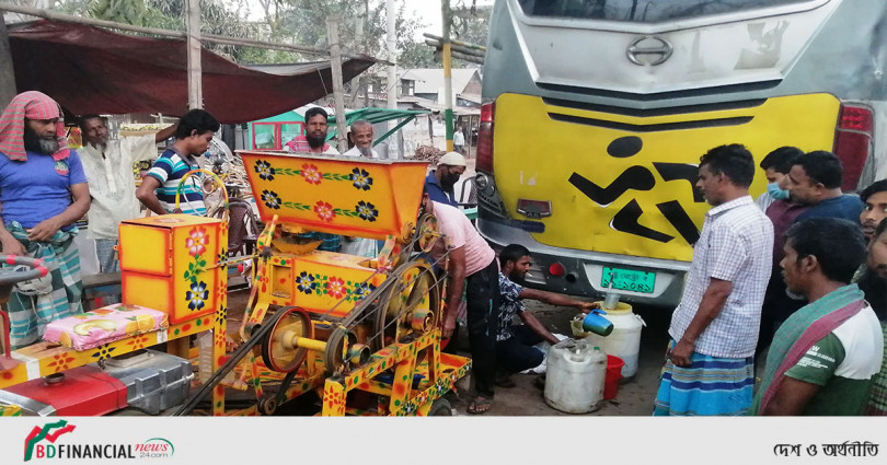 ঘানি নিয়ে ঘুরে ঘুরে সরিষার তেল ভাঙিয়ে বিক্রি