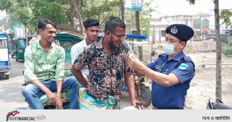 শরীয়তপুর পুলিশ সুপারের নির্দেশে জনসাধারনের মাঝে মাস্ক বিতরন করেছে জেলা পুলিশ