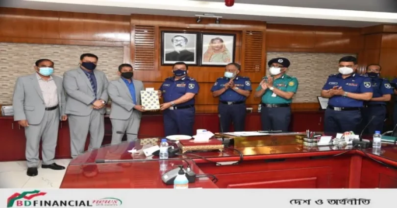সম্মাননা পুরষ্কার প্রদান করলেন আইজিপি