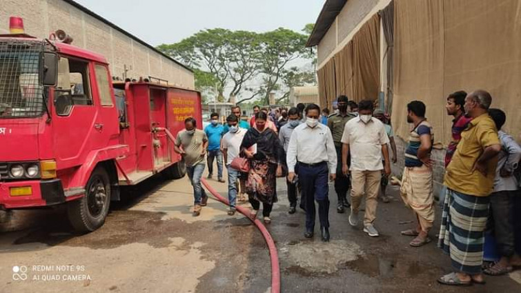 কানাইপুরে করিম জুট স্পিনার্সের জুট সেক্টরের গোডাউনে অগ্নিকাণ্ড : ঘটনাস্থলে ফরিদপুরের জেলা প্রশাসক