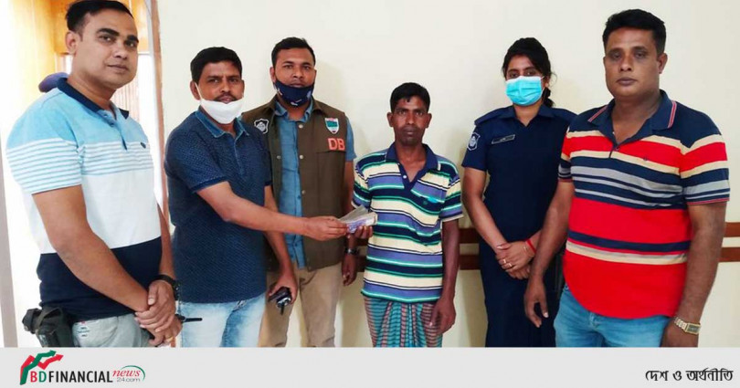 চুয়াডাঙ্গা পুলিশ সুপারের নির্দেশে অসহায় ভ্যান চালকের টাকা উদ্ধার করে দিলো ডিবি পুলিশ