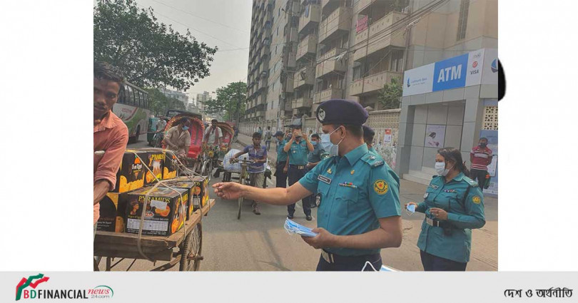 ডিসি ওয়ারী এর নির্দেশনায় মাইকিং ও মাস্ক বিতরন কর্মসূচীতে টিম ওয়ারীর সদস্যরা