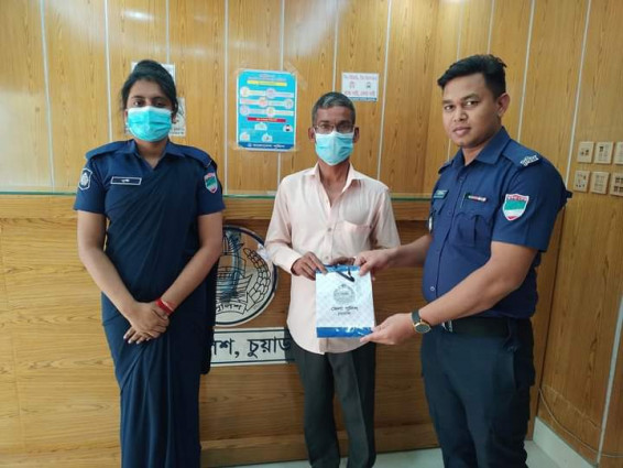 অসহায়ের জন্য ঔষধ পাঠালেন চুয়াডাঙ্গার পুলিশ সুপার