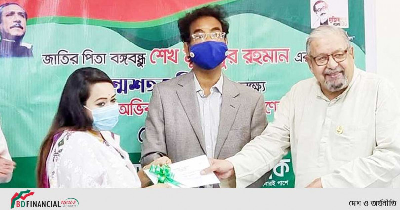 ১৩৮ প্রবাসী কর্মীর পরিবারকে ৪ কোটি টাকার চেক বিতরণ করলেন প্রবাসী কল্যাণ মন্ত্রী