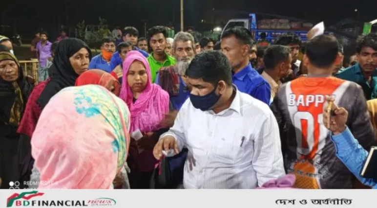 উখিয়ার বালুখালীতে অগ্নিকাণ্ডে ক্ষতিগ্রস্ত বাংলাদেশী জনগোষ্ঠীর মাঝে উপজেলা প্রশাসনের ত্রাণ বিতরন