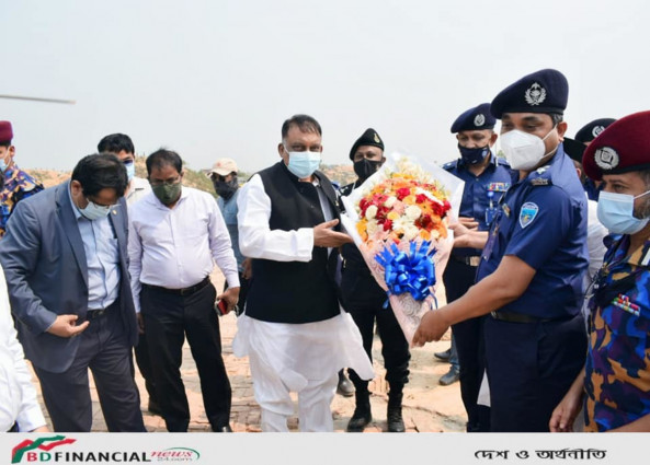 রোহিঙ্গা ক্যাম্প পরিদর্শনকালে স্বরাষ্ট্রমন্ত্রীকে অভ্যার্থনা জানালেন চট্টগ্রাম রেঞ্জের ডিআইজি