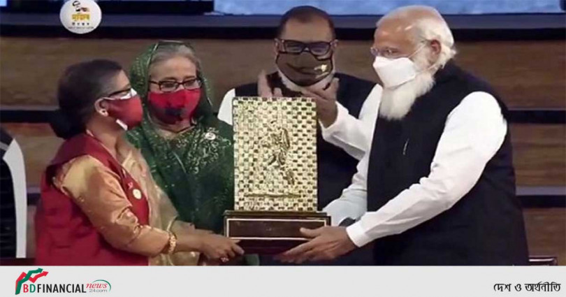 বঙ্গবন্ধুর গান্ধী শান্তি পুরস্কার শেখ রেহানার হাতে তুলে দিলেন মোদি