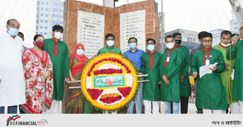 বিজয়স্তম্ভে পুষ্পস্তবক অর্পণ করলেন নারায়ণগঞ্জ জেলা প্রশাসক