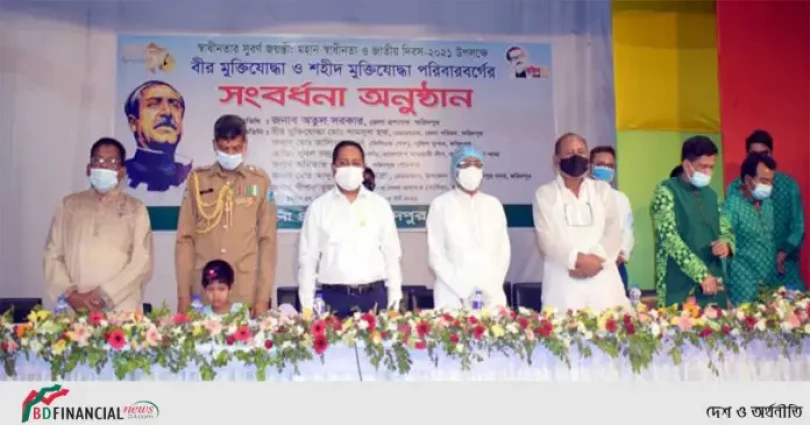 মুক্তিযোদ্ধাদের ফুল দিয়ে বরণ ও সংবর্ধনা দিয়েছেন ফরিদপুরের জেলা প্রশাসক