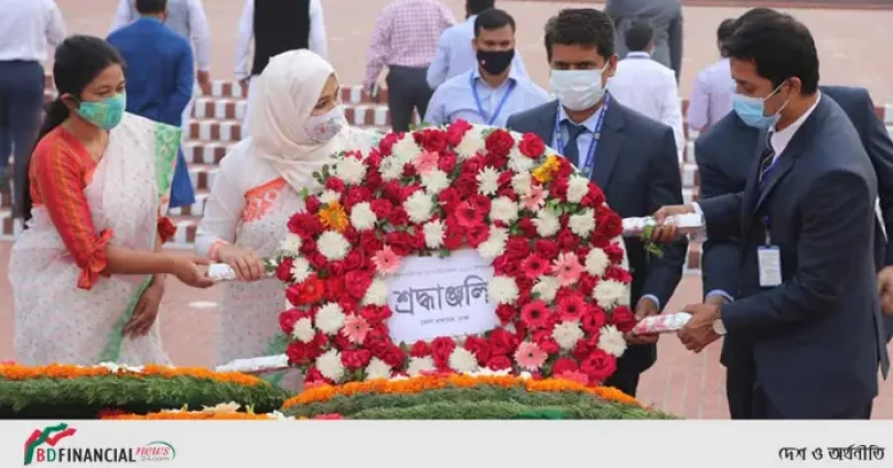 জাতীয় স্মৃতি সৌধে পুষ্পস্তবক অর্পণ করলেন ঢাকার জেলা প্রশাসক