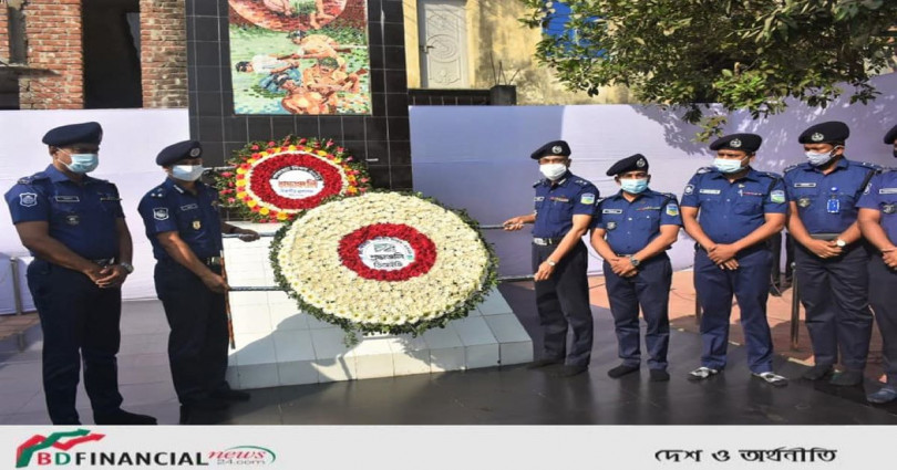 গণহত্যা দিবস-২০২১ উপলক্ষ্যে শহীদ বেদীতে পুস্পস্তবক অর্পণ করলেন ময়মনসিংহ রেঞ্জ ডিআইজি