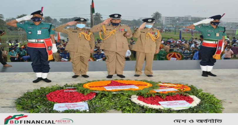 মহান স্বাধীনতার সুবর্ণ জয়ন্তী ও জাতীয় দিবসে গল্লামারি বধ্যভূমি স্মৃতিসৌধে পুষ্পস্তবর্ক অর্পণ করলেন কেএমপি কমিশনার