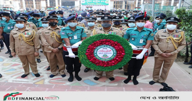 শহীদ মিনারে ফুল দিয়ে শ্রদ্ধা নিবেদন করলেন চট্টগ্রাম মেট্রোপলিটন পুলিশ কমিশনার