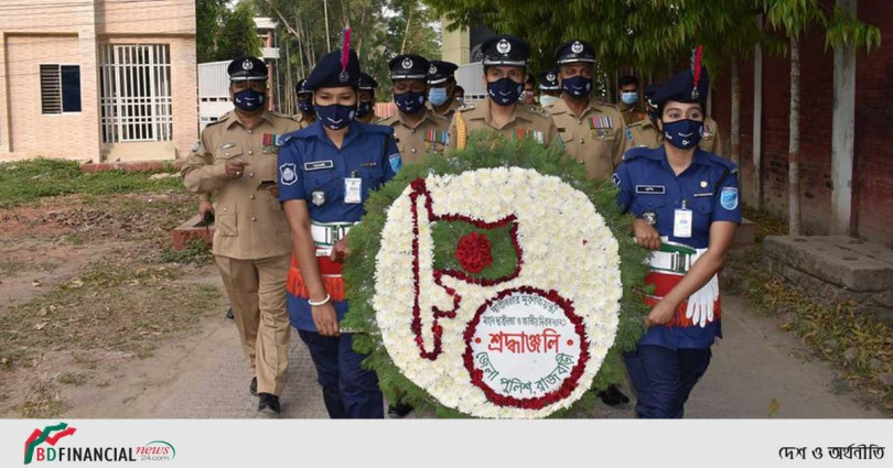 শহীদদের পুষ্পস্তবক অর্পন করলেন রাজবাড়ীর পুলিশ সুপারের
