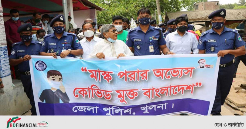 মাস্ক বিহীন ব্যক্তিকে মাস্ক পরিয়ে দিলেন খুলনার পুলিশ সুপার