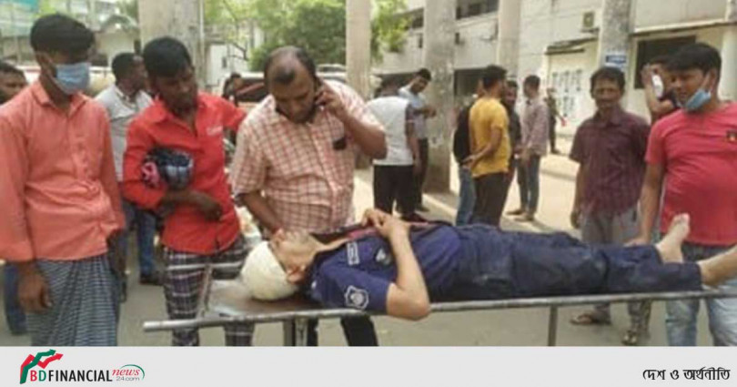 লাঠি দিয়ে মুন্সিগঞ্জের ওসির মাথা ফাটালো পিকেটাররা