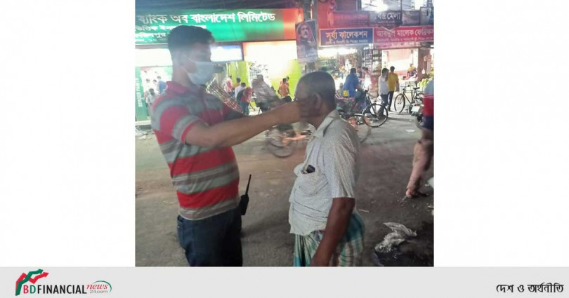 ফরিদপুর জেলা পুলিশের উদ্যোগে মোড়ে মোড়ে মাস্ক বিতরণ ও মাইকিং