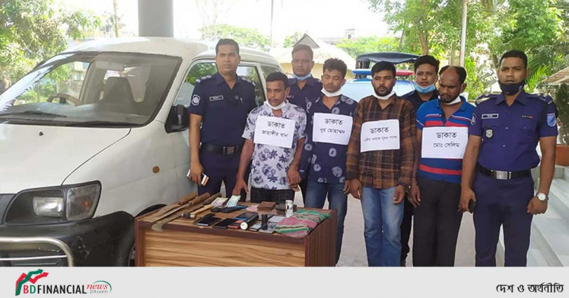 গোপালগঞ্জে অস্ত্র, টাকা, মোবাইল ও মাইক্রোবাসসহ চার ডাকাত গ্রেফতার