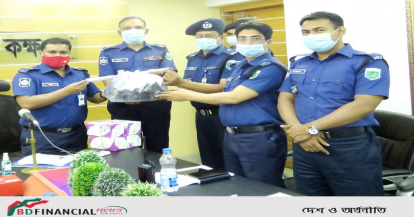 করোনা সংক্রমন প্রতিরোধে জয়পুরহাট জেলা পুলিশের সদস্যদের মাঝে স্বাস্থ্য সুরক্ষা সমগ্রী বিতরণ