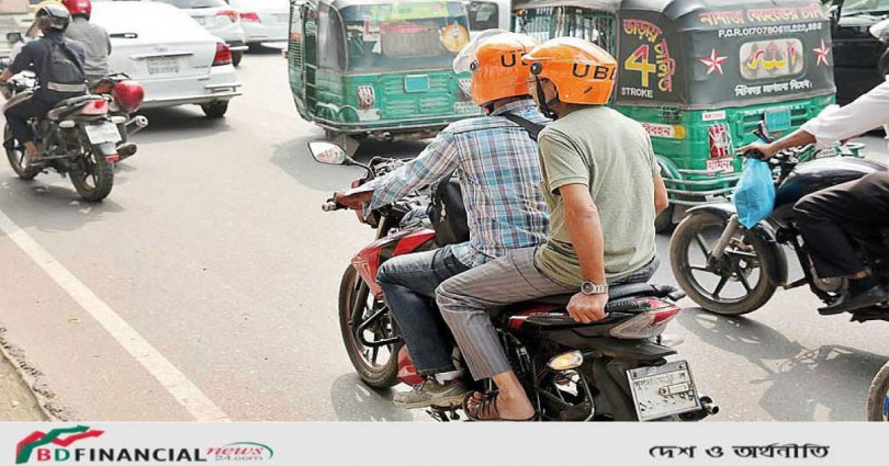 লকডাউন: বাসস্ট্যান্ডে অফিসগামী মানুষের অপেক্ষা