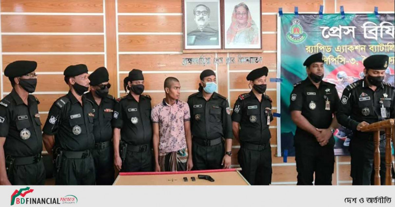 বঙ্গবন্ধুর মুর্যাল ভাঙচুরকারী তরুণকে অস্ত্র-গুলিসহ আটক করেছে র্যাব-১৪