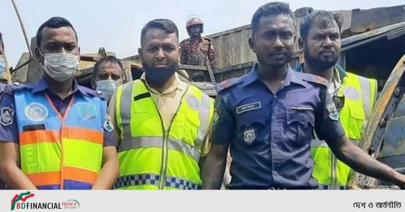 সামাজিক যোগাযোগ মাধ্যমে নৌ পুলিশের নায়েক মিনাল মাহাজন এর প্রশংসা