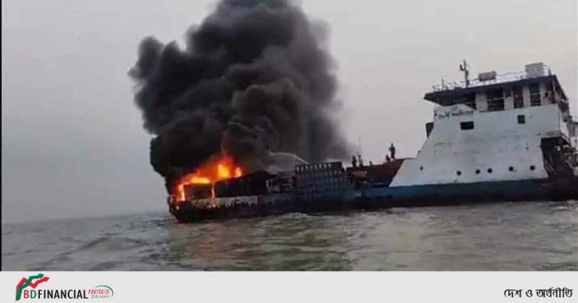 ভোলা-লক্ষ্মীপুর নৌরুটে মাঝনদীতে ফেরিতে আগুনে পুড়ল ৮টি ট্রাক ও পিকআপ