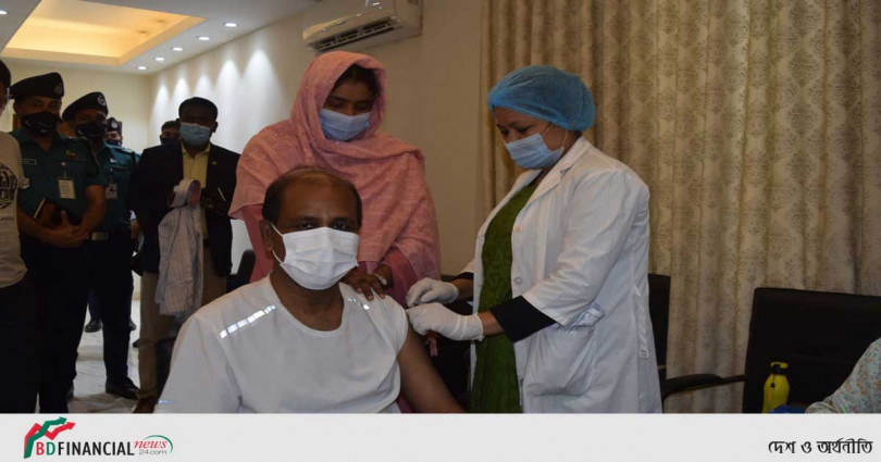 দ্বিতীয় ডোজের টিকা নিলেন এসবি প্রধান মনিরুল ইসলাম