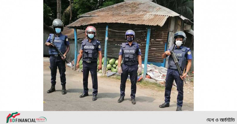 পটুয়াখালীতে পুলিশ সুপারের নির্দেশনায় জনসচেতনতা মূলক কার্যক্রম ও মাস্ক বিতরন