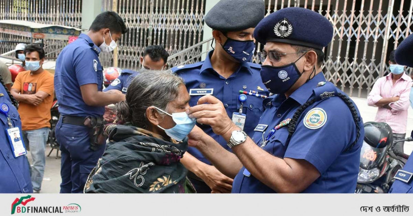 লকডাউন উপলক্ষে সরকারের নির্দেশনা বাস্তবায়নে বরগুনা জেলা পুলিশের প্রচারণা ও মাস্ক বিতরণ
