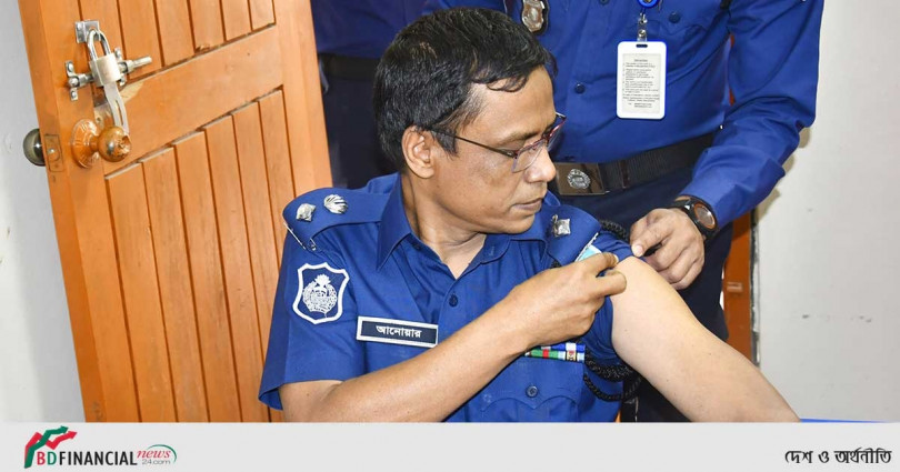 করোনার ২য় ডোজ গ্রহন করলেন পুলিশ সুপার, দিনাজপুর