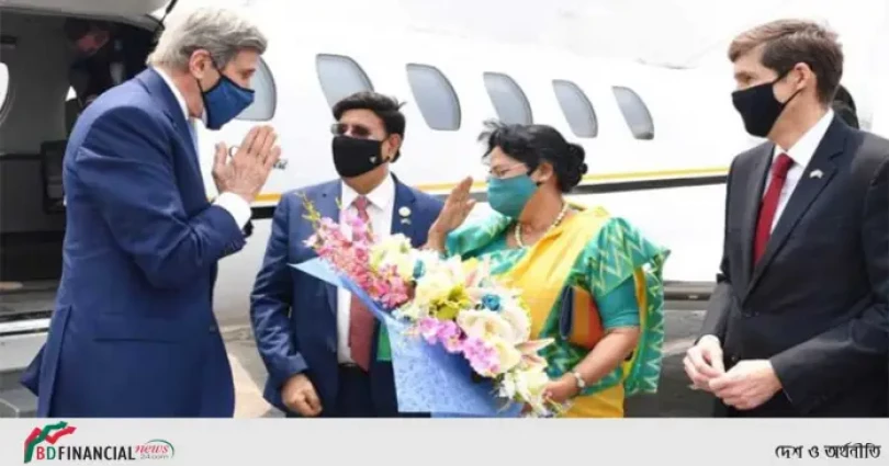 প্রধানমন্ত্রীকে আমন্ত্রণ জানাতে ঢাকায় জন কেরি