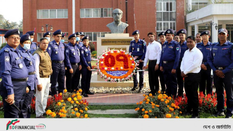 কুষ্টিয়ায় বঙ্গবন্ধুর প্রতিকৃতিতে এসপি খাইরুল আলমের শ্রদ্ধা নিবেদন